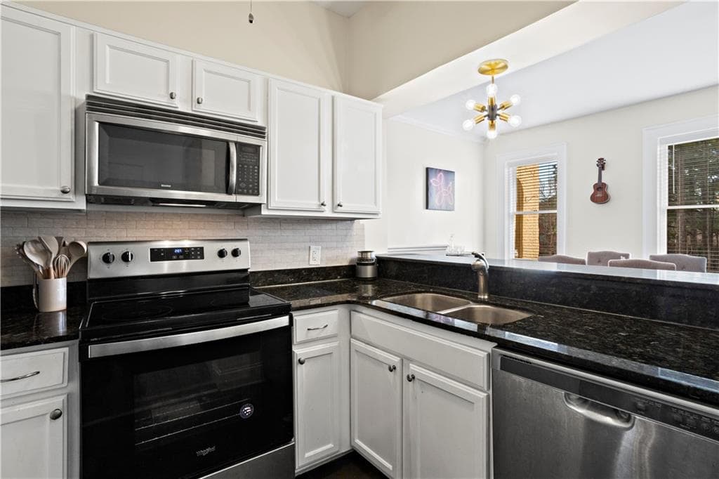 2 bedroom, 3 bathroom, 1,005 sq ft condominium sold at 2855 Peachtree Road 115, Atlanta, GA 30305