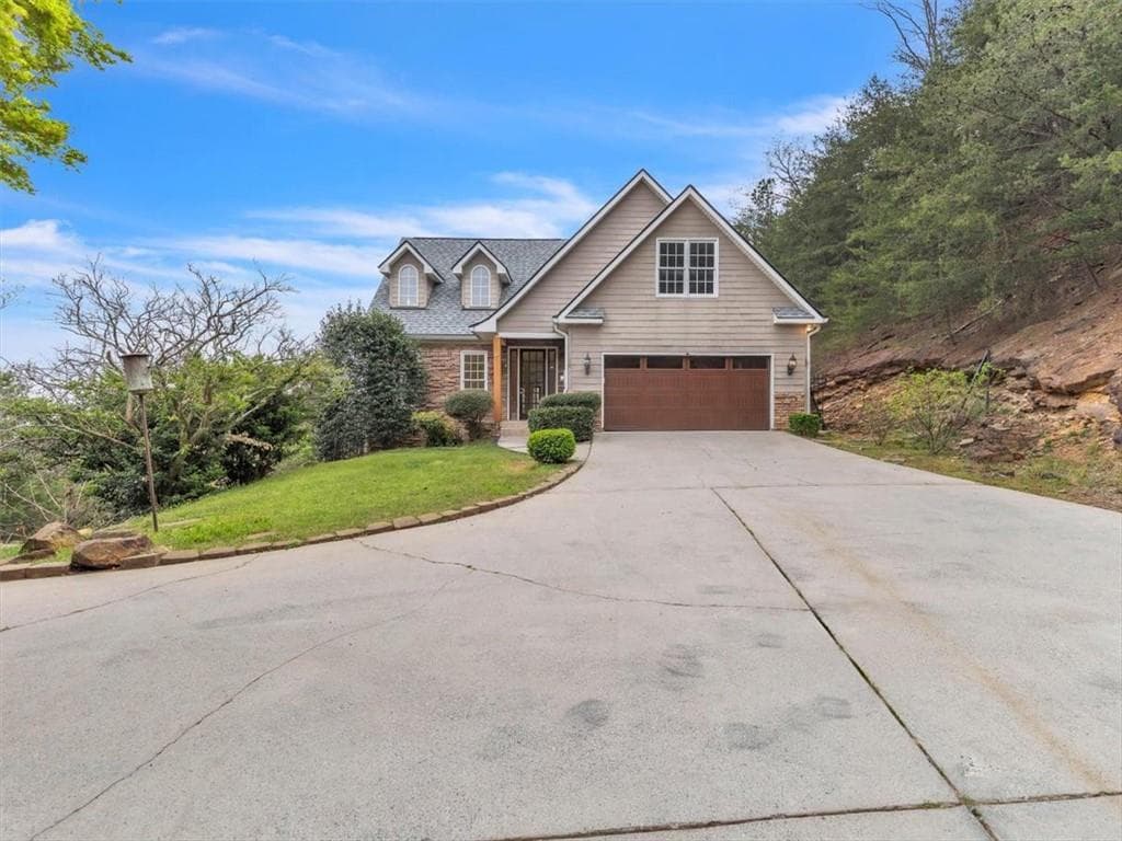 4 bedroom, 4 bathroom single family residence sold at 2015 Eagle Point Drive, Dalton, GA 30720
