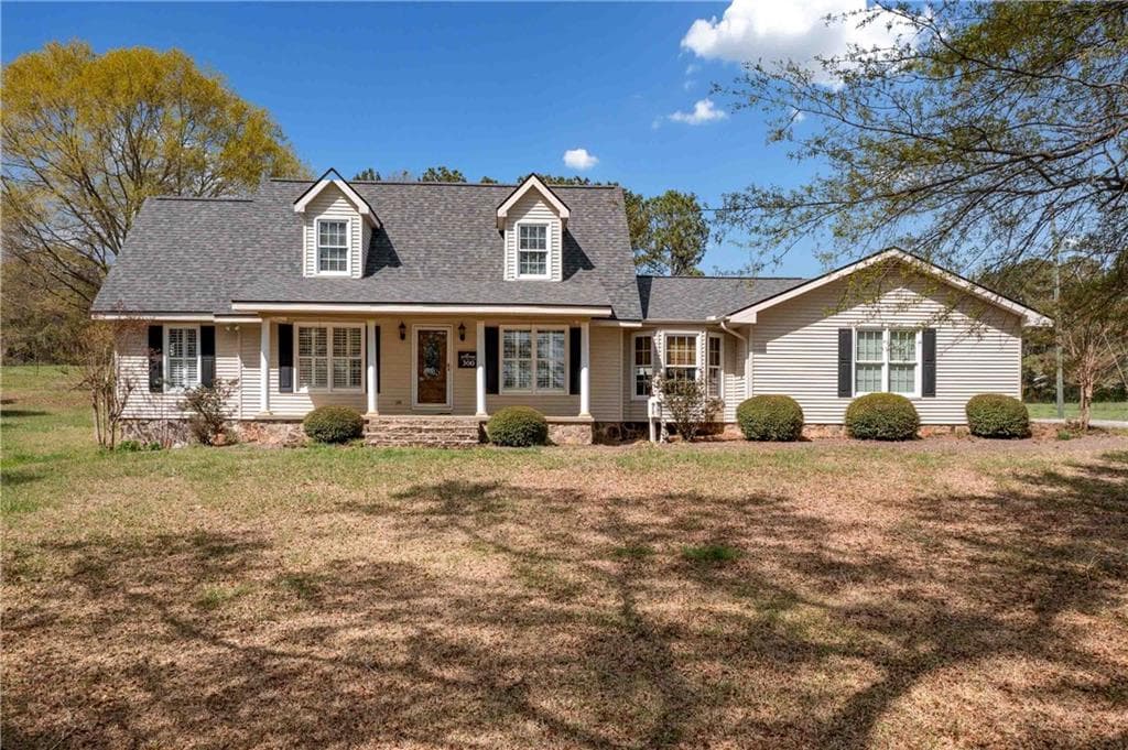 3 bedroom, 3 bathroom single family residence sold at 300 Smith Avenue, Bowdon, GA 30108