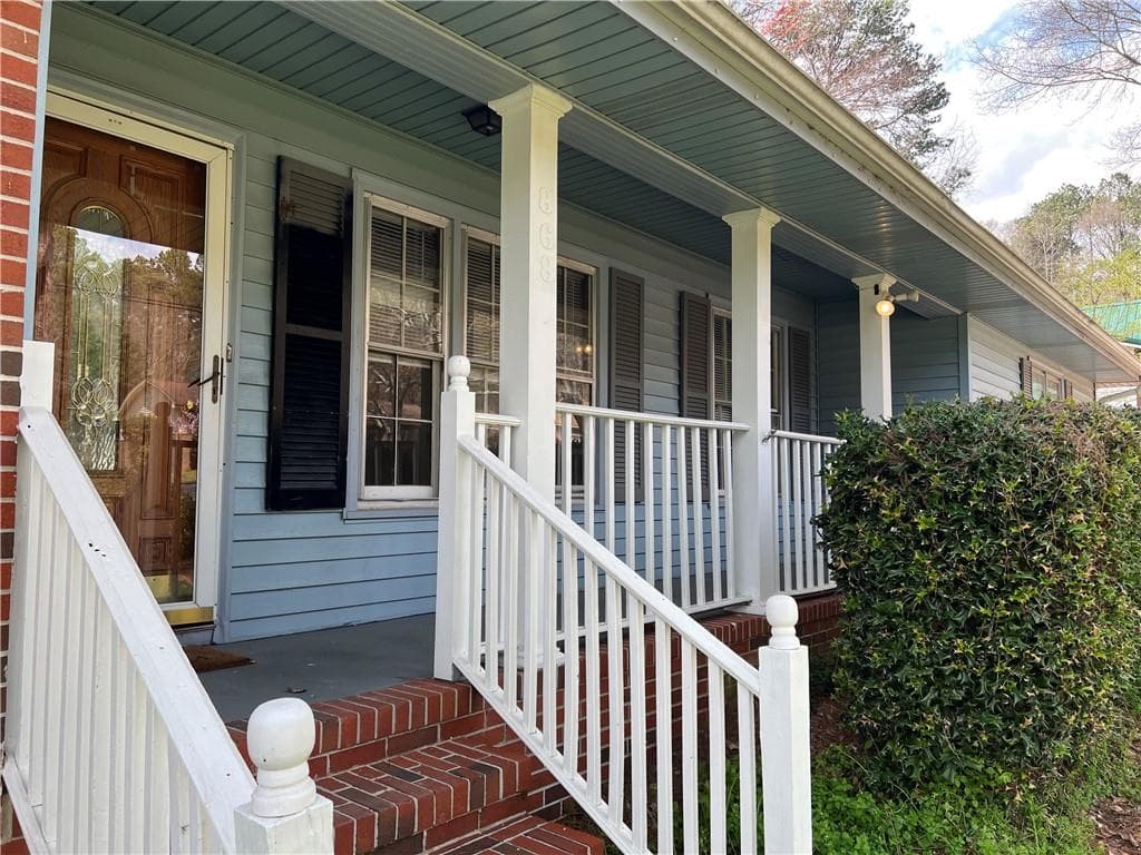4 bedroom, 3 bathroom, 1,797 sq ft single family residence under contract at 868 Whispering Way, Winder, GA 30680 — photo 2