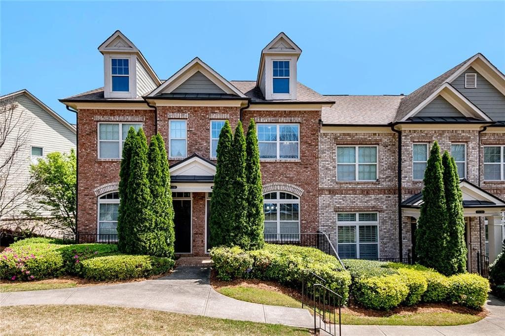 3 bedroom, 4 bathroom townhouse sold at 7620 Stoneridge Drive, Atlanta, GA 30328