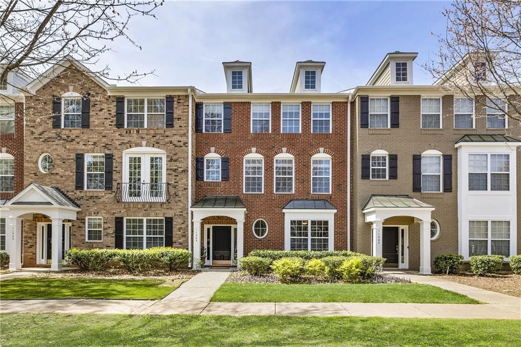 4 bedroom, 4 bathroom townhouse sold at 11265 Musette Circle, Alpharetta, GA 30009