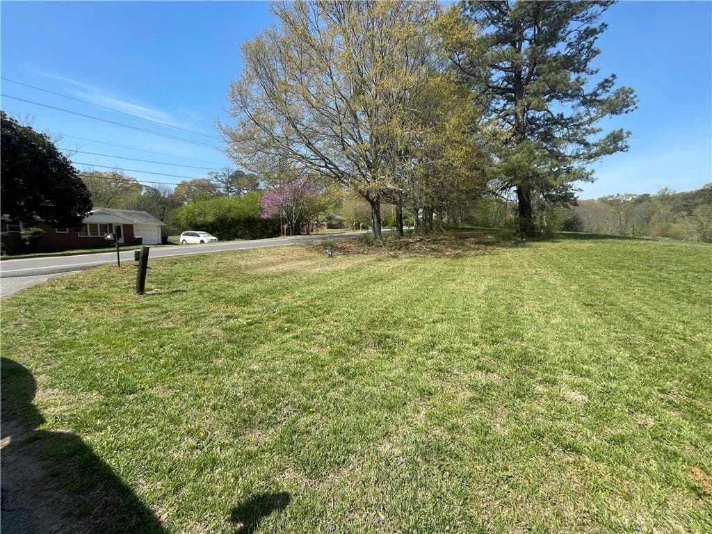 3 bedroom, 2 bathroom single family residence under contract at 141 Dickson Road, Marietta, GA 30066 — photo 3