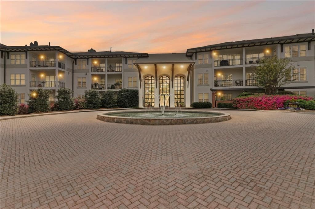 3 bedroom, 3 bathroom, 3,286 sq ft condominium sold at 3101 Howell Mill Road 301, Atlanta, GA 30327