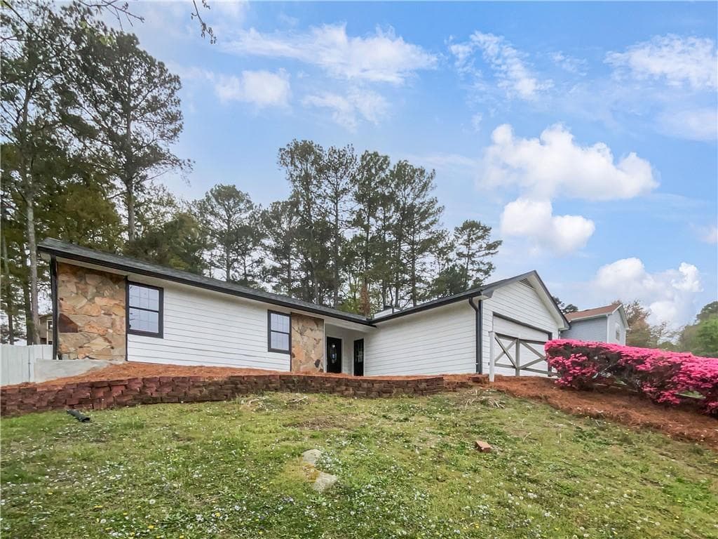 3 bedroom, 2 bathroom single family residence sold at 2713 Laurel View Drive, Snellville, GA 30039