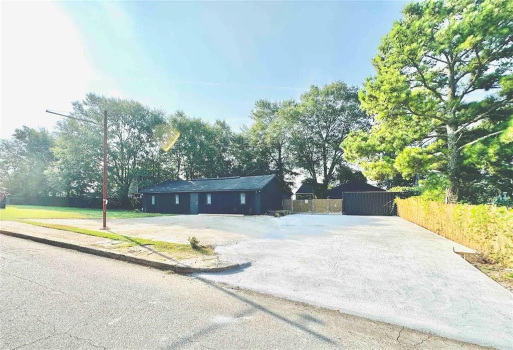 7 bedroom, 2 bathroom, 3,350 sq ft single family residence for sale at 380 Amal Drive, Atlanta, GA 30315 — photo 4