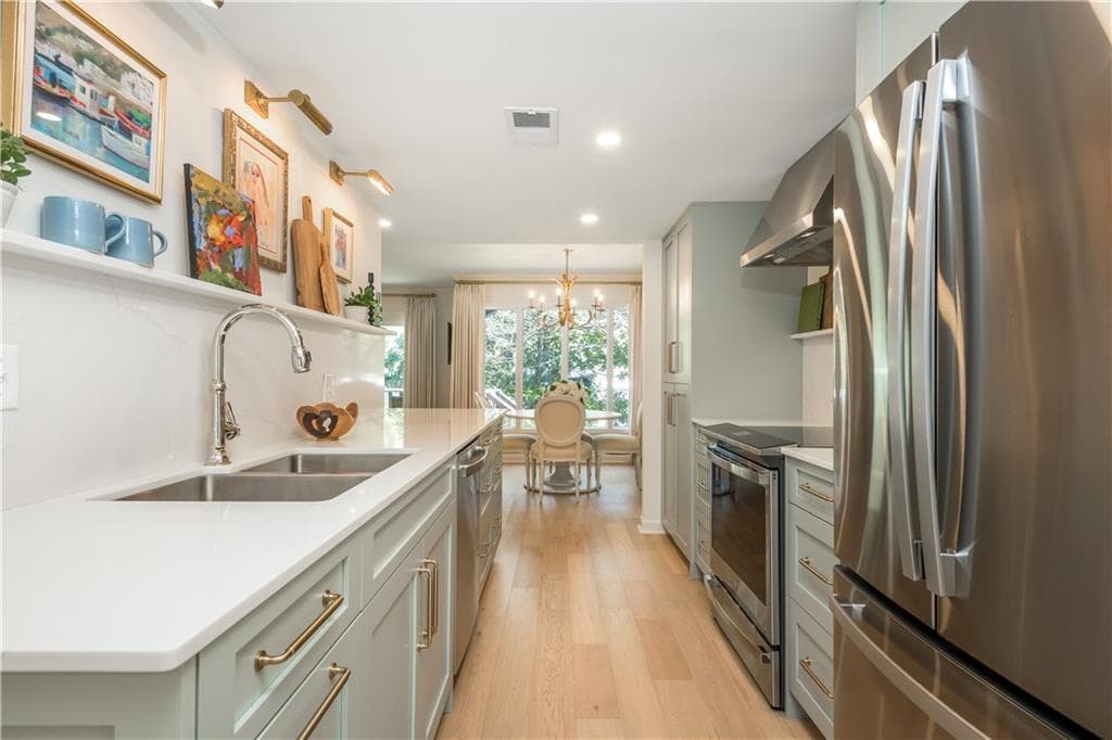 2 bedroom, 3 bathroom, 1,588 sq ft condominium sold at 39 Ivy Gates, Atlanta, GA 30342