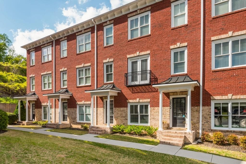 3 bedroom, 4 bathroom townhouse sold at 2430 Dresden Parc Circle, Atlanta, GA 30345