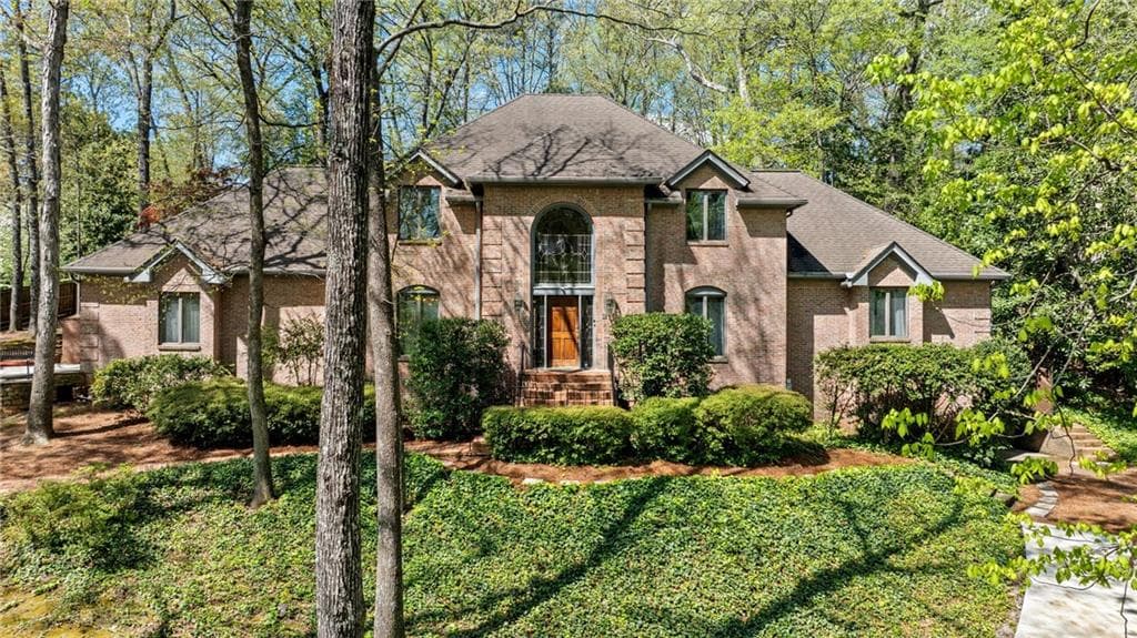 5 bedroom, 5 bathroom, 5,900 sq ft single family residence sold at 5520 Glen Errol Road, Atlanta, GA 30327