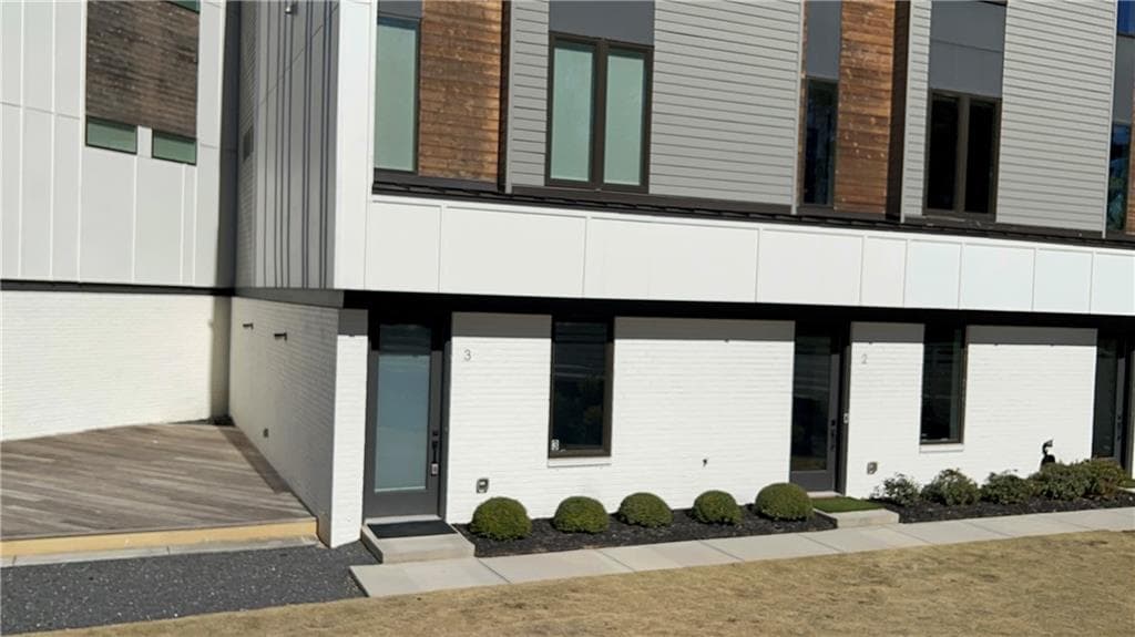 3 bedroom, 4 bathroom, 2,000 sq ft townhouse sold at 2424 Memorial Drive 3, Atlanta, GA 30317