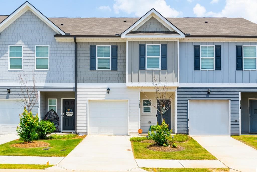 3 bedroom, 3 bathroom, 1,522 sq ft townhouse sold at 7144 Gladstone Circle, Stonecrest, GA 30038