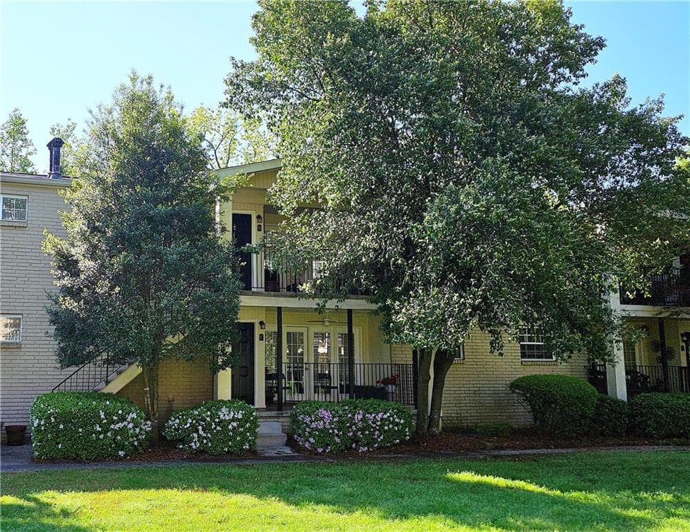 2 bedroom, 1 bathroom condominium sold at 311 Peachtree Hills Avenue 17C, Atlanta, GA 30305