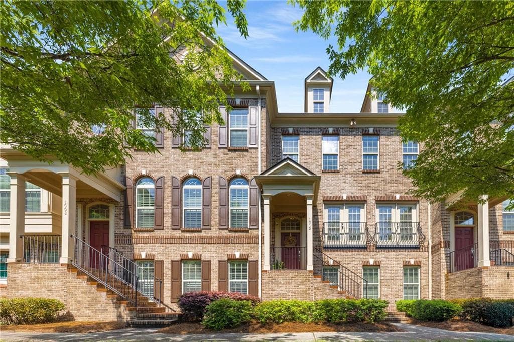 3 bedroom, 4 bathroom, 2,268 sq ft townhouse sold at 1012 E Paces Chase, Atlanta, GA 30326