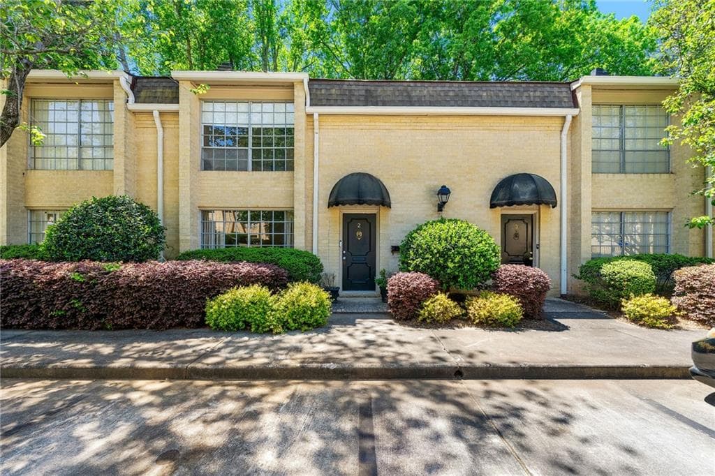 3 bedroom, 3 bathroom condominium sold at 5400 Roswell Road J2, Atlanta, GA 30342