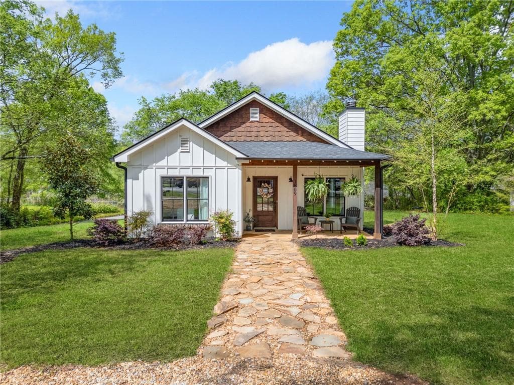 4 bedroom, 2 bathroom single family residence sold at 1809 Cassville Road, Cartersville, GA 30121