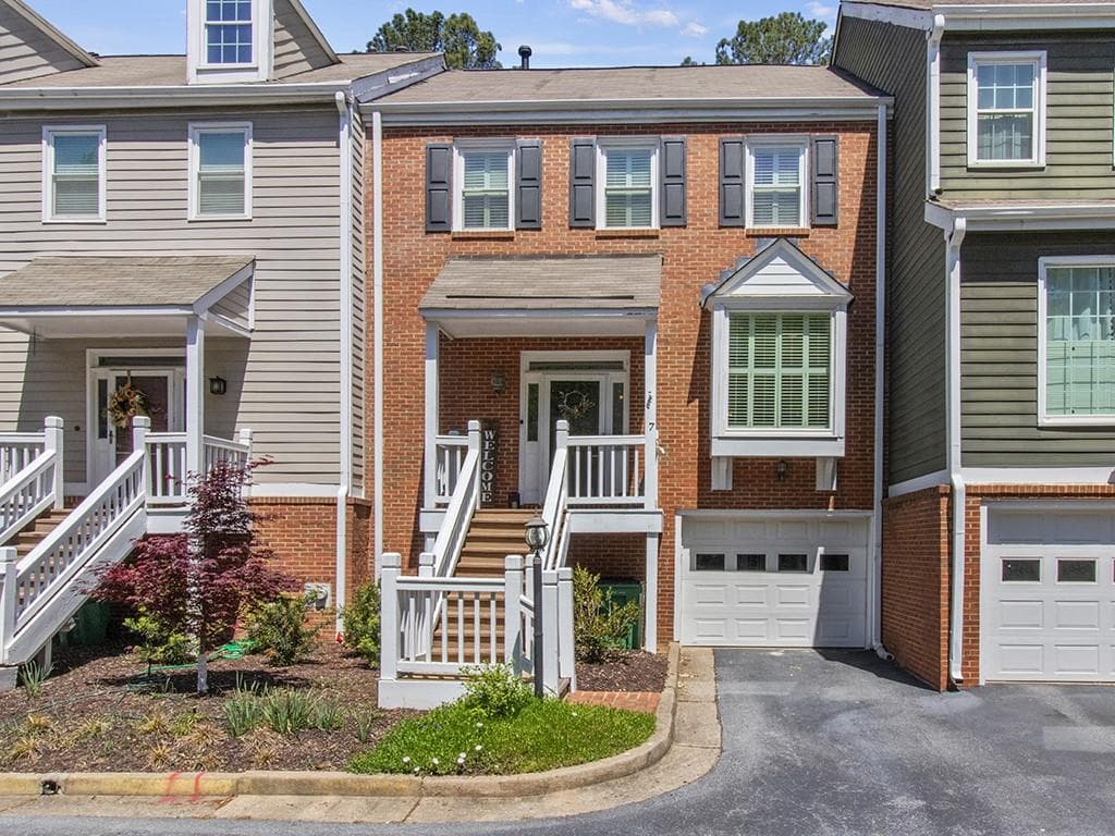3 bedroom, 4 bathroom townhouse sold at 7 Nesbit Place, Alpharetta, GA 30022
