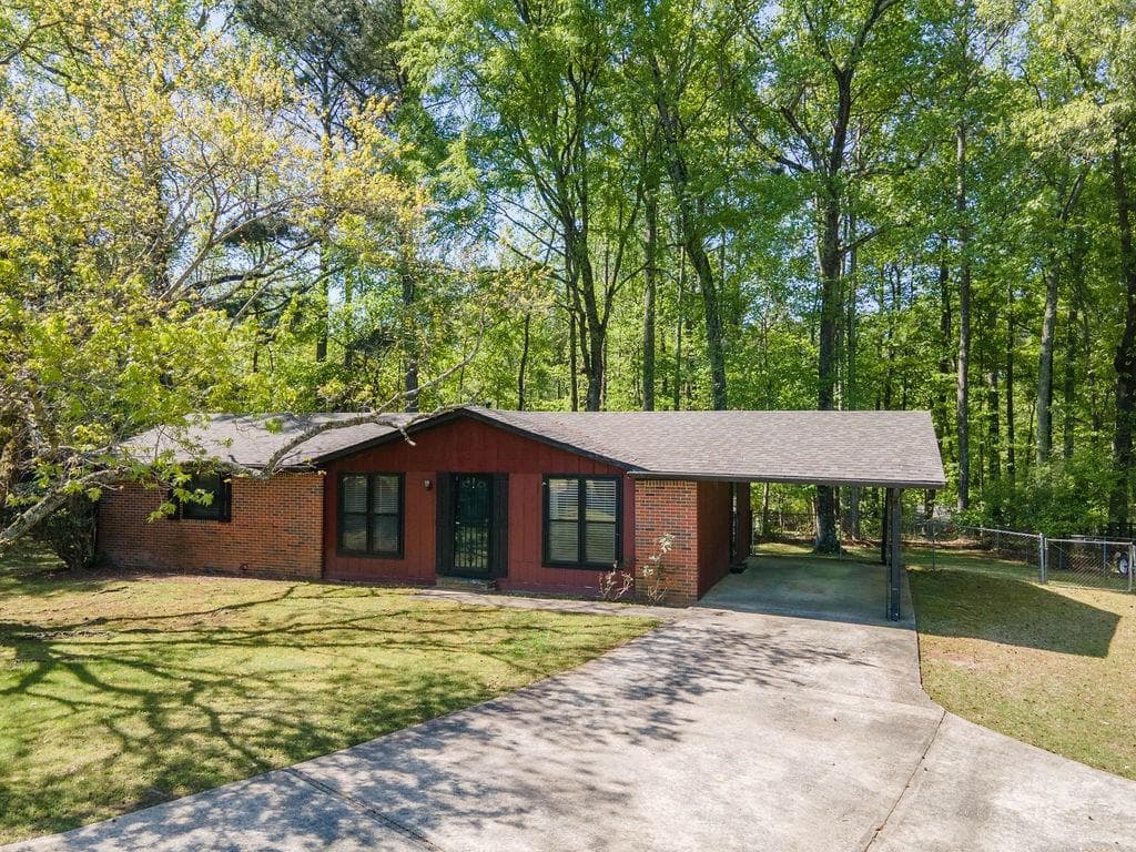 3 bedroom, 2 bathroom single family residence sold at 125 Valley View Court, Tyrone, GA 30290