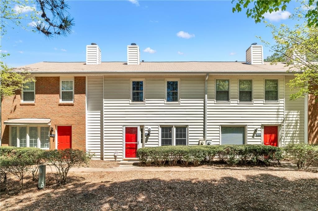 2 bedroom, 3 bathroom townhouse sold at 223 Chads Ford Way, Roswell, GA 30076
