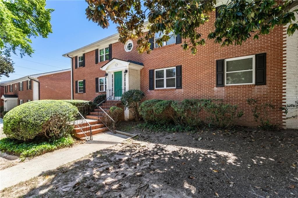 2 bedroom, 2 bathroom condominium sold at 4282 Roswell Road C3, Atlanta, GA 30342