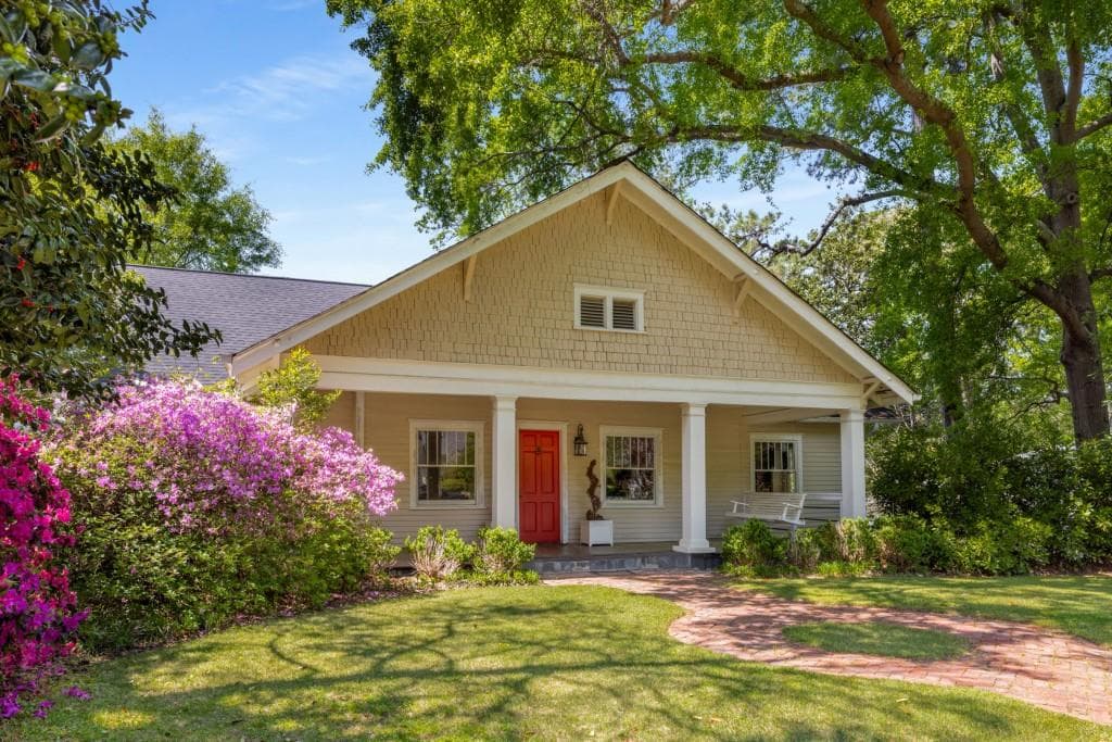 3 bedroom, 3 bathroom single family residence sold at 2600 Winslow Drive, Atlanta, GA 30305