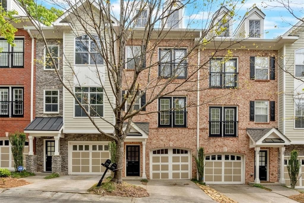 3 bedroom, 3 bathroom townhouse sold at 5580 Glenridge Park, Atlanta, GA 30342
