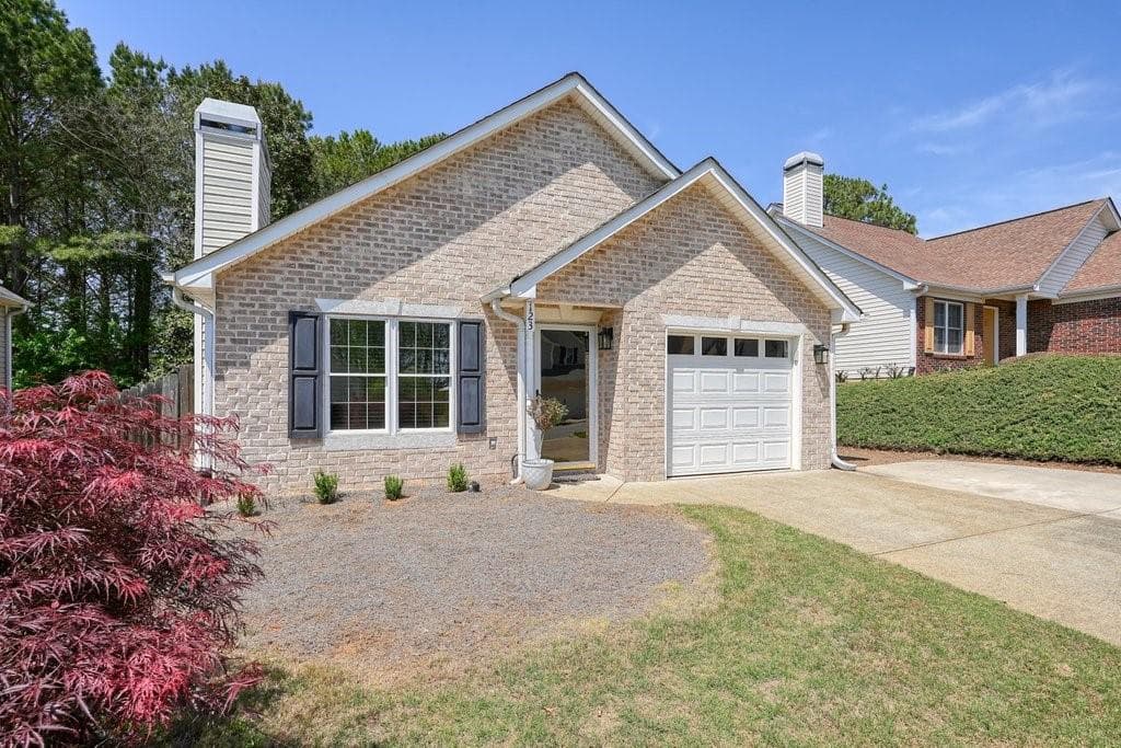 2 bedroom, 2 bathroom single family residence sold at 123 Stoneforest Drive, Woodstock, GA 30189