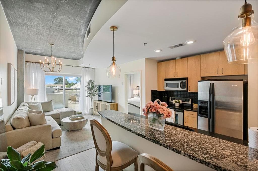 1 bedroom, 1 bathroom, 779 sq ft condominium sold at 250 PHARR Road 212, Atlanta, GA 30305