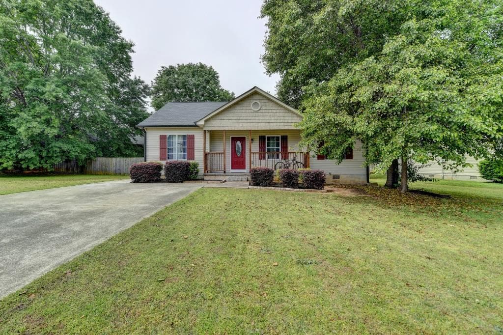 3 bedroom, 2 bathroom single family residence sold at 406 Missi Lane, Winder, GA 30680