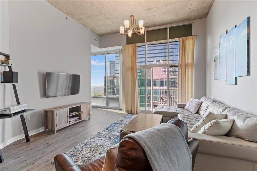 1 bedroom, 1 bathroom, 849 sq ft condominium sold at 943 Peachtree Street 2002, Atlanta, GA 30309