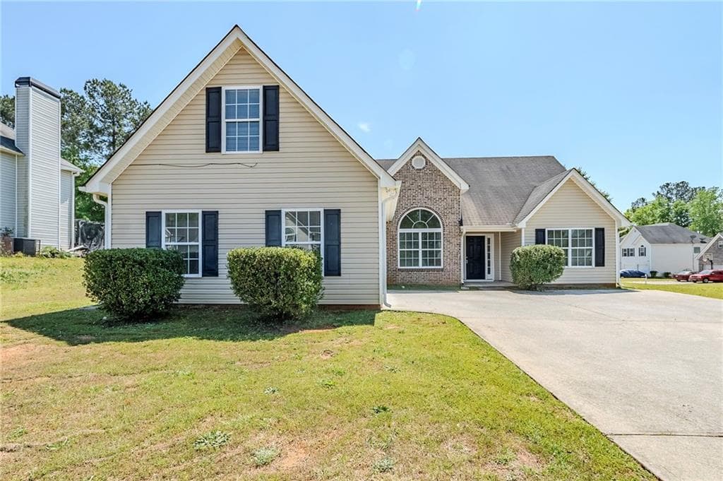 3 bedroom, 2 bathroom single family residence sold at 811 Betsy Ross Trail, Hampton, GA 30228