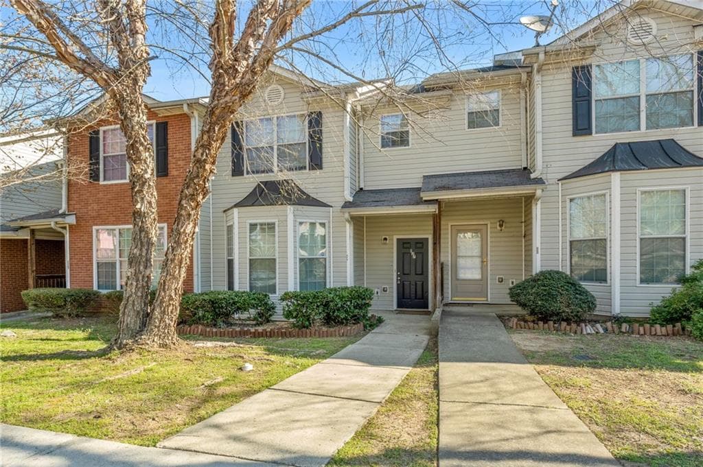 3 bedroom, 3 bathroom townhouse sold at 127 Hawkeye Lane, Conyers, GA 30012
