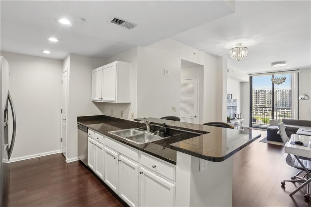 1 bedroom, 1 bathroom, 761 sq ft condominium sold at 3040 Peachtree Road 713, Atlanta, GA 30305