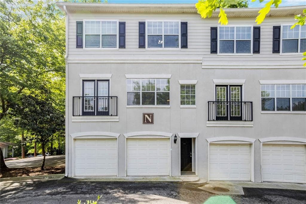 2 bedroom, 3 bathroom townhouse sold at 1150 Collier Road 1N, Atlanta, GA 30318