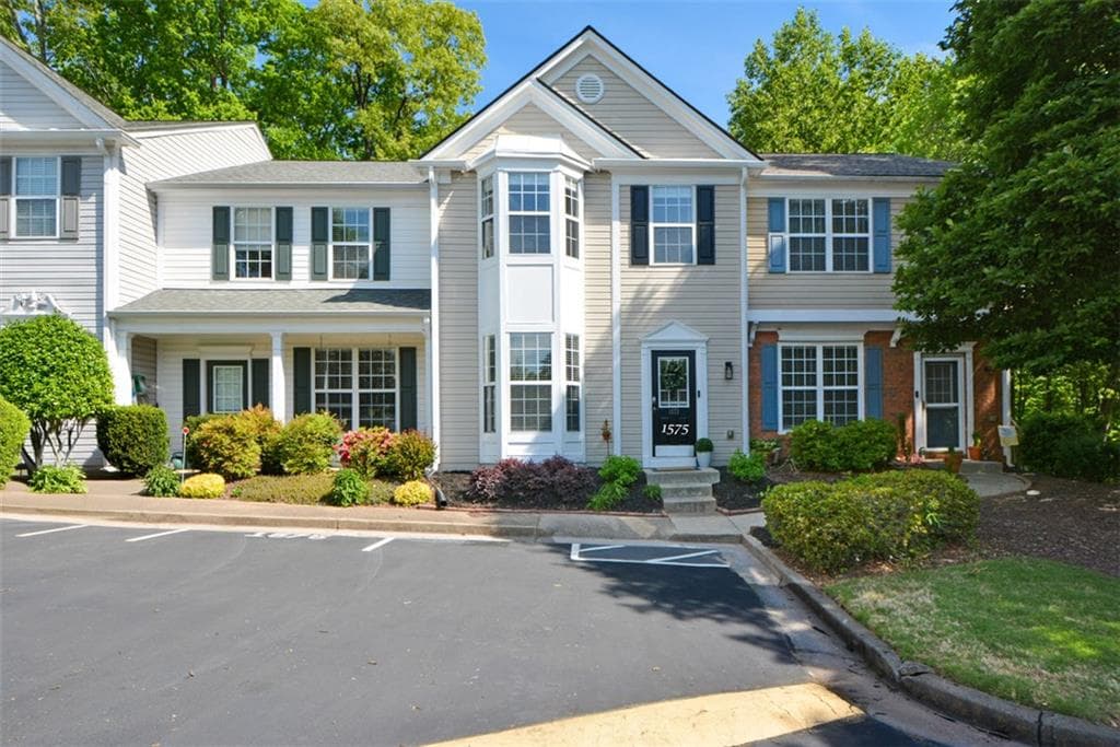 2 bedroom, 3 bathroom townhouse sold at 1575 Kilmington Court, Alpharetta, GA 30009