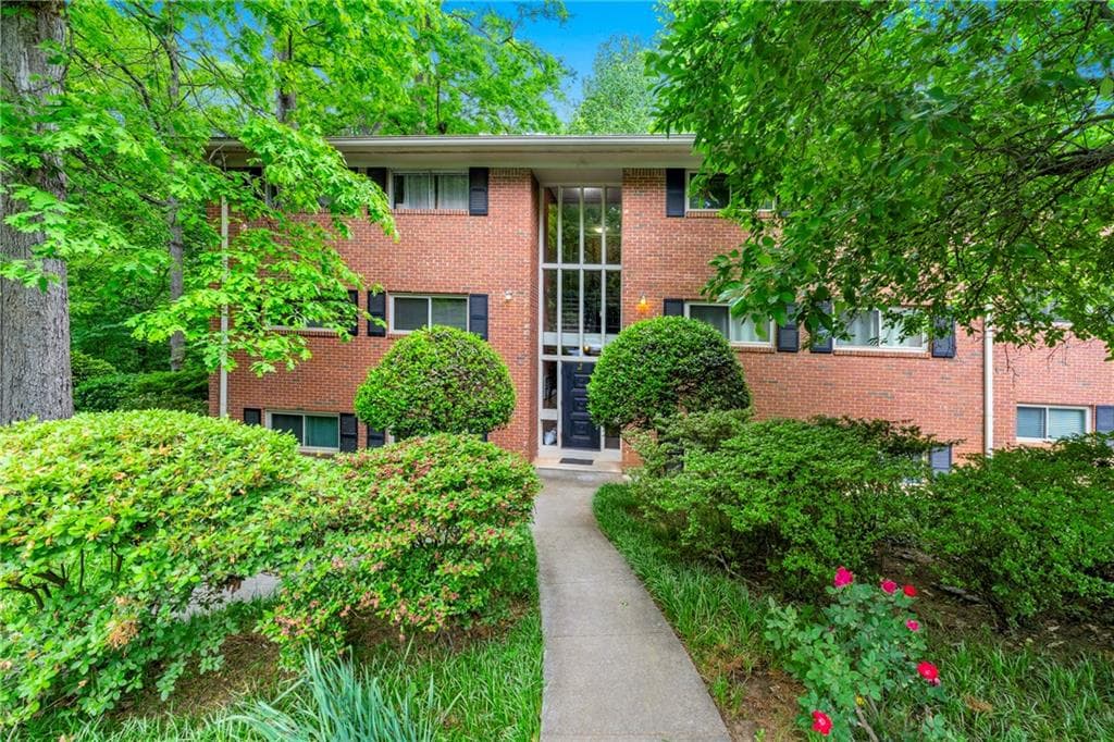 2 bedroom, 1 bathroom condominium sold at 1111 Clairemont Avenue J6, Decatur, GA 30030