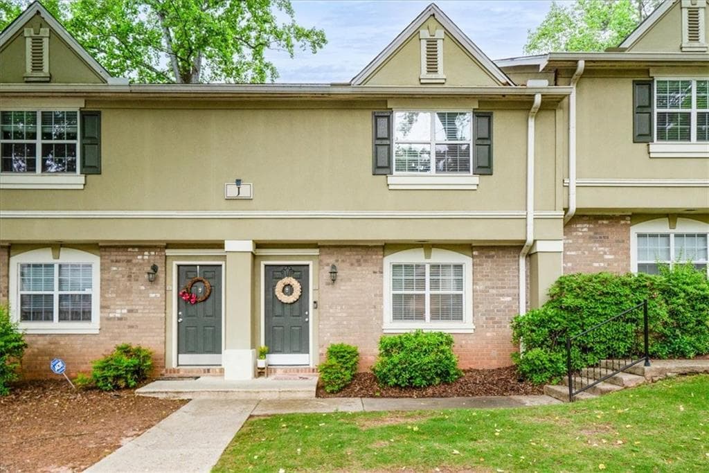 2 bedroom, 3 bathroom townhouse sold at 6900 Roswell Road J2, Atlanta, GA 30328