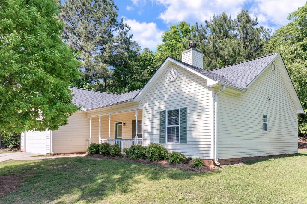 3 bedroom, 2 bathroom single family residence sold at 3668 Misty Oak Drive, Flowery Branch, GA 30542