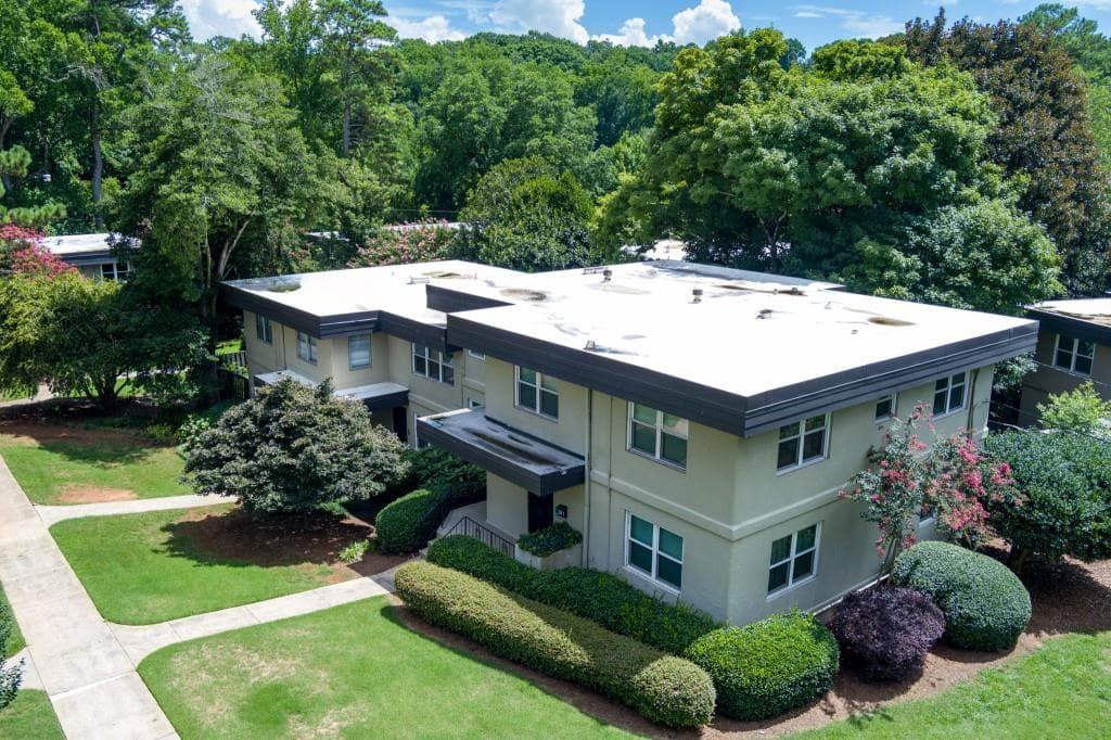 2 bedroom, 2 bathroom, 1,168 sq ft condominium sold at 301 Lakemoore Drive B, Atlanta, GA 30342