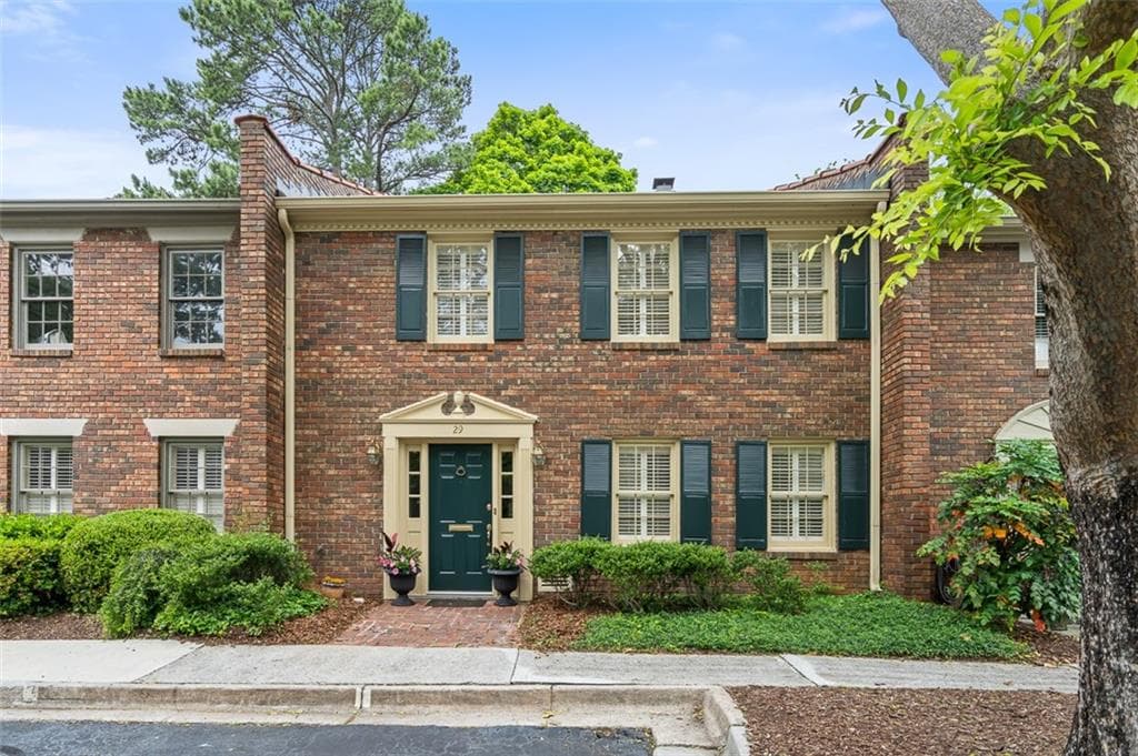 3 bedroom, 3 bathroom townhouse sold at 70 Old Ivy Road 29, Atlanta, GA 30342