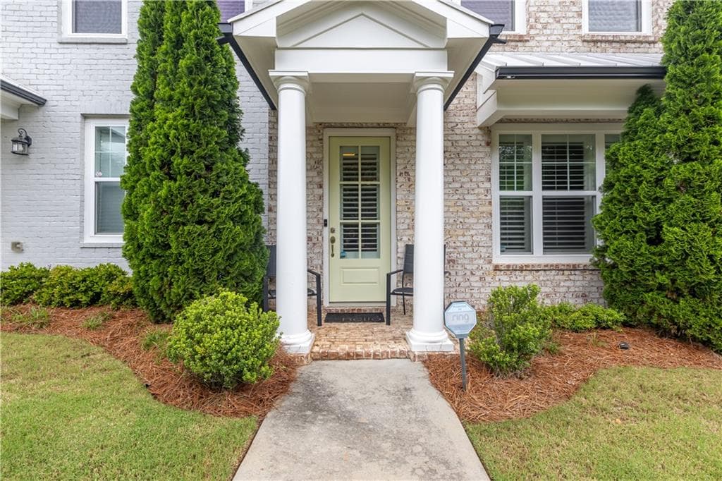 3 bedroom, 4 bathroom, 2,224 sq ft townhouse sold at 10200 Windalier Way, Roswell, GA 30076