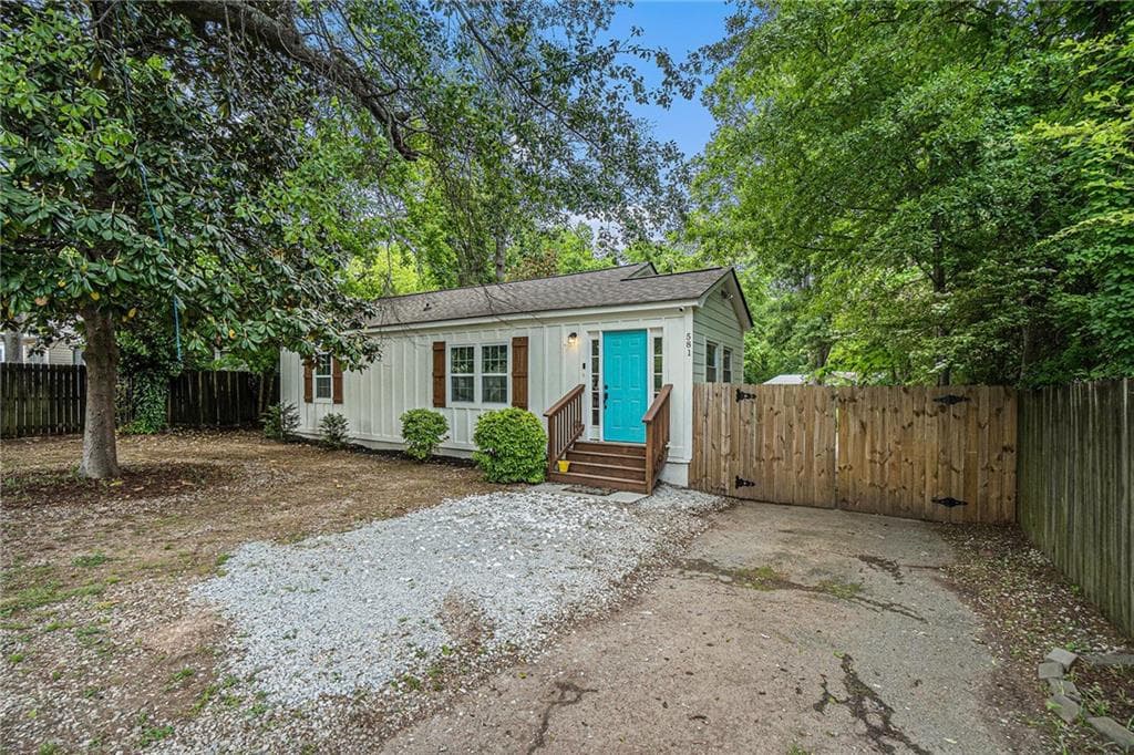2 bedroom, 2 bathroom, 864 sq ft single family residence sold at 581 Taylor Drive, Smyrna, GA 30080
