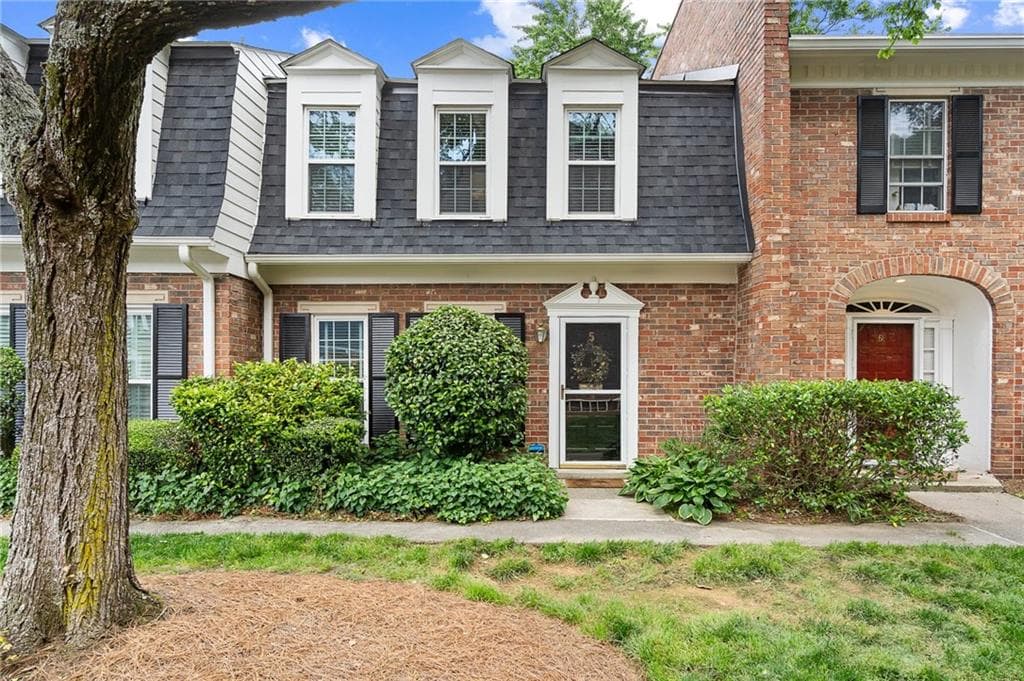 2 bedroom, 3 bathroom townhouse sold at 5 Newport Place, Atlanta, GA 30318