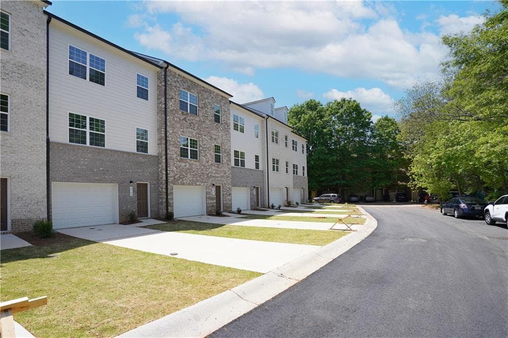 4 bedroom, 4 bathroom, 1,960 sq ft townhouse under contract at 4964 Villager Lane, Stone Mountain, GA 30083 — photo 3