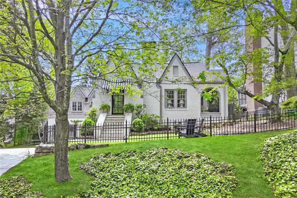 3 bedroom, 3 bathroom single family residence sold at 820 Wilson Road, Atlanta, GA 30318