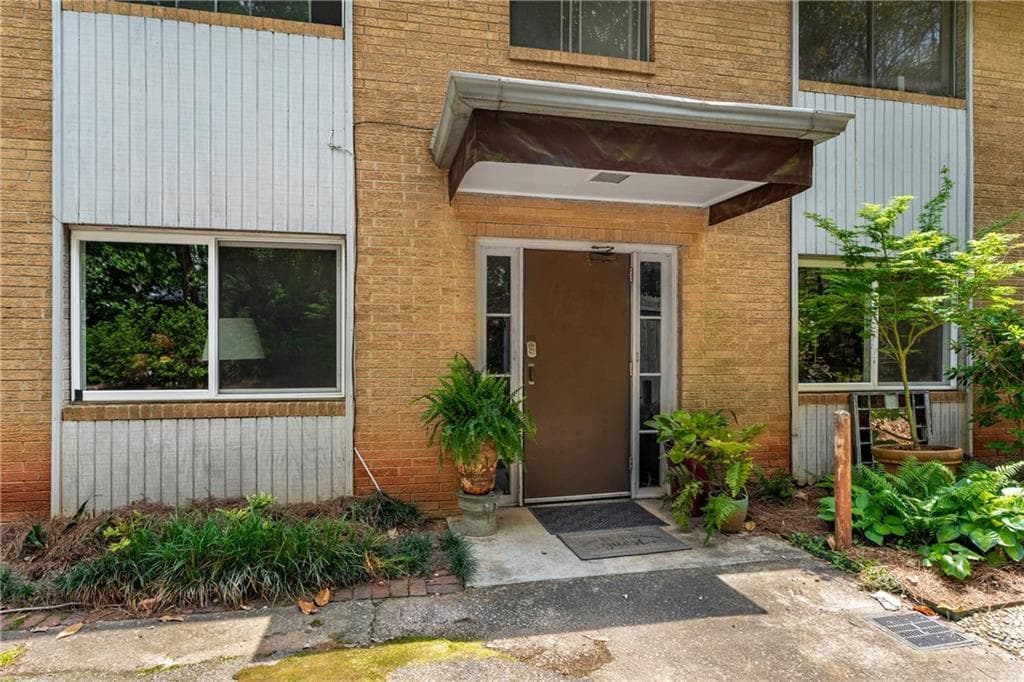 2 bedroom, 1 bathroom, 754 sq ft condominium sold at 148 Waverly Way 10, Atlanta, GA 30307