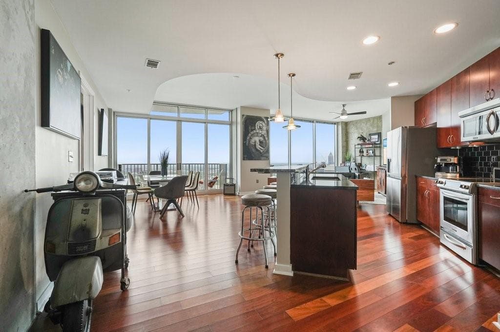 2 bedroom, 2 bathroom, 1,380 sq ft condominium sold at 400 W Peachtree Street 3801, Atlanta, GA 30308
