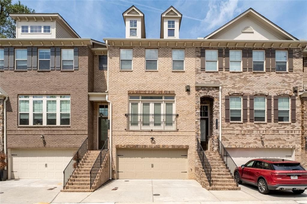 3 bedroom, 4 bathroom townhouse sold at 2122 PEMBROKE Drive, Brookhaven, GA 30319