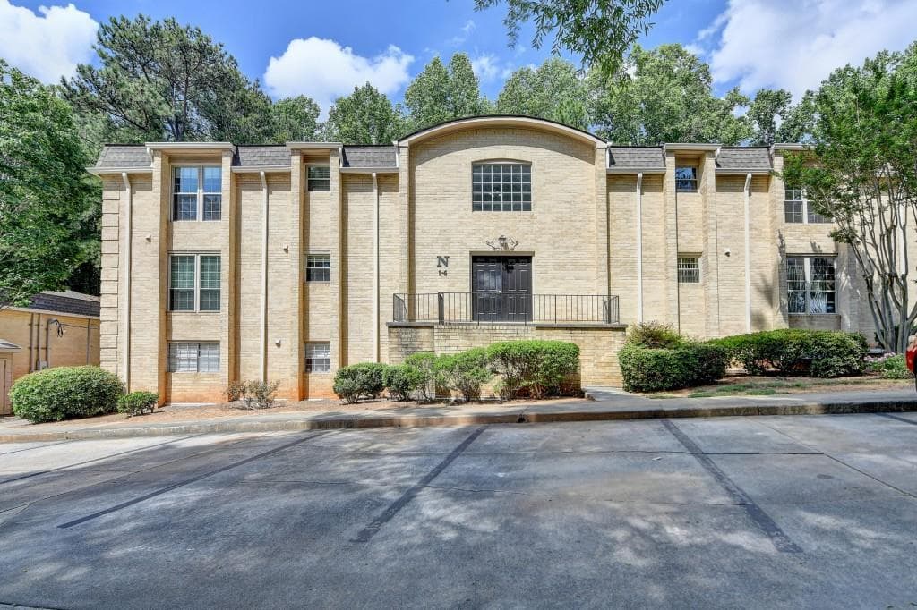 2 bedroom, 2 bathroom condominium sold at 5400 Roswell Road N1, Sandy Springs, GA 30342