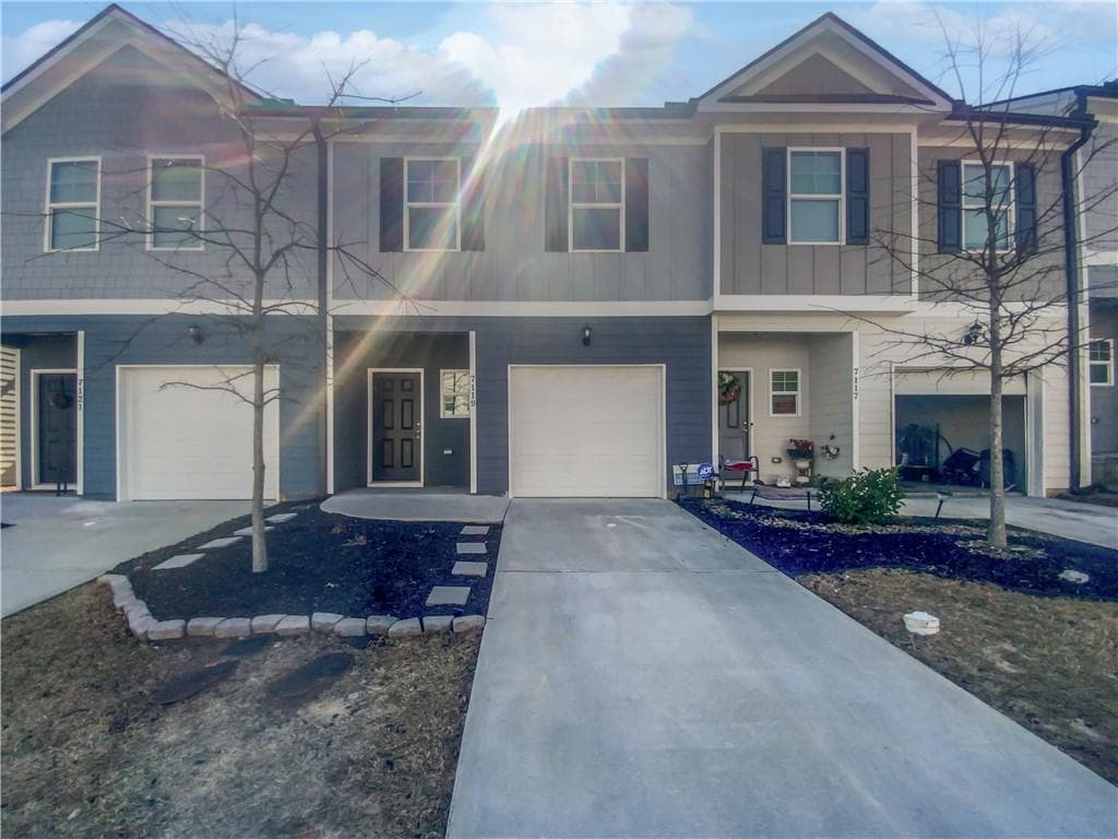 3 bedroom, 3 bathroom townhouse sold at 7119 Gladstone Circle, Lithonia, GA 30038