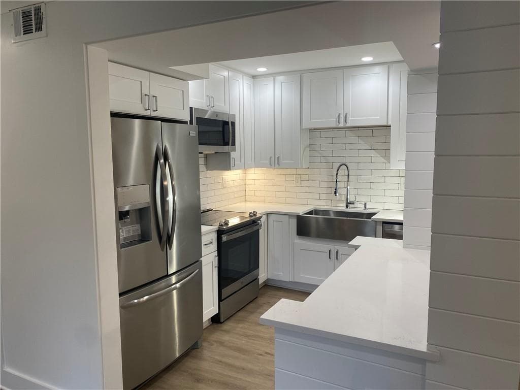 2 bedroom, 2 bathroom, 828 sq ft condominium sold at 145 Amherst Place, Atlanta, GA 30327